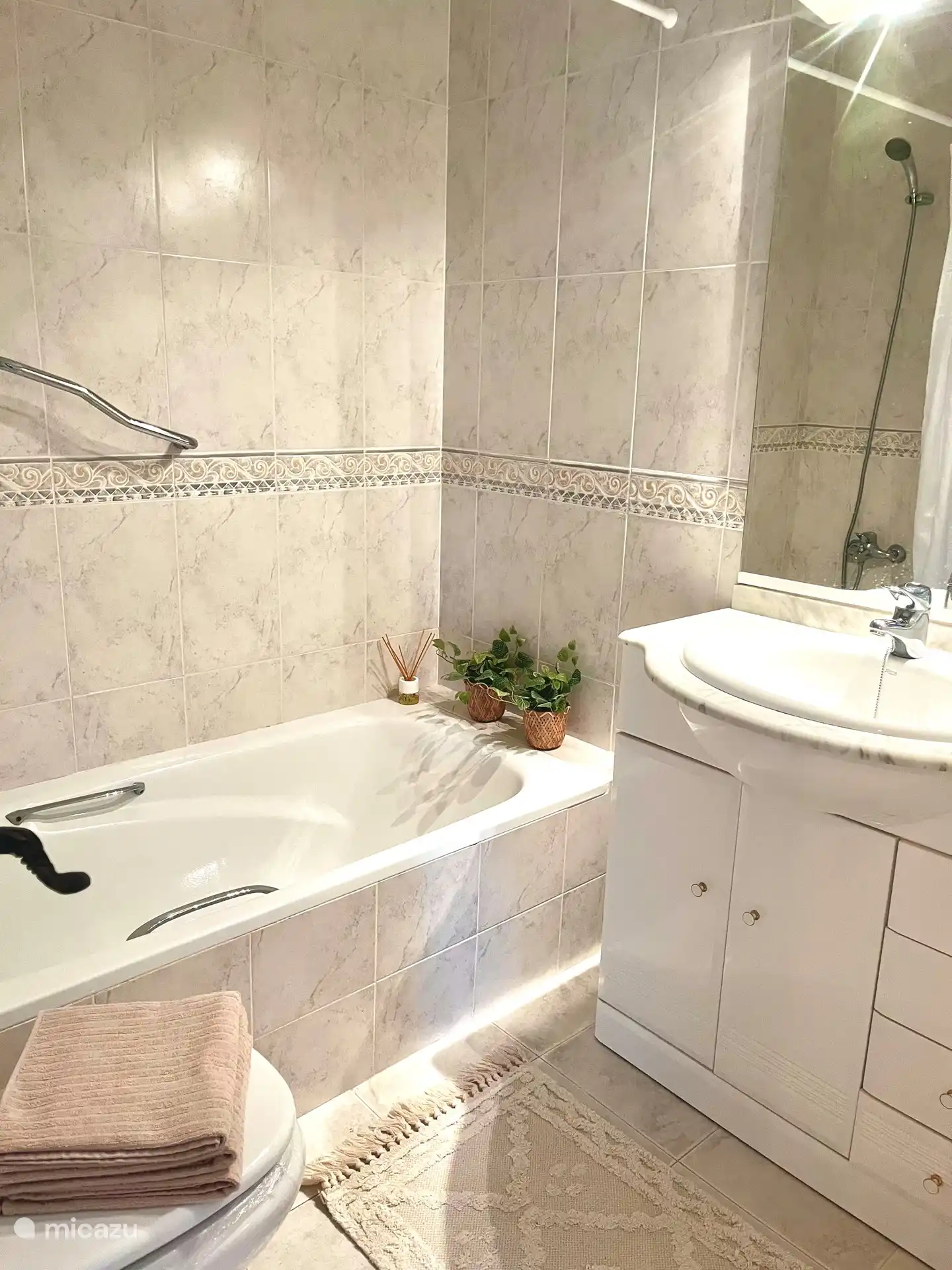 Badezimmer 1: 
Bad, WC und Waschbecken mit viel Stauraum.