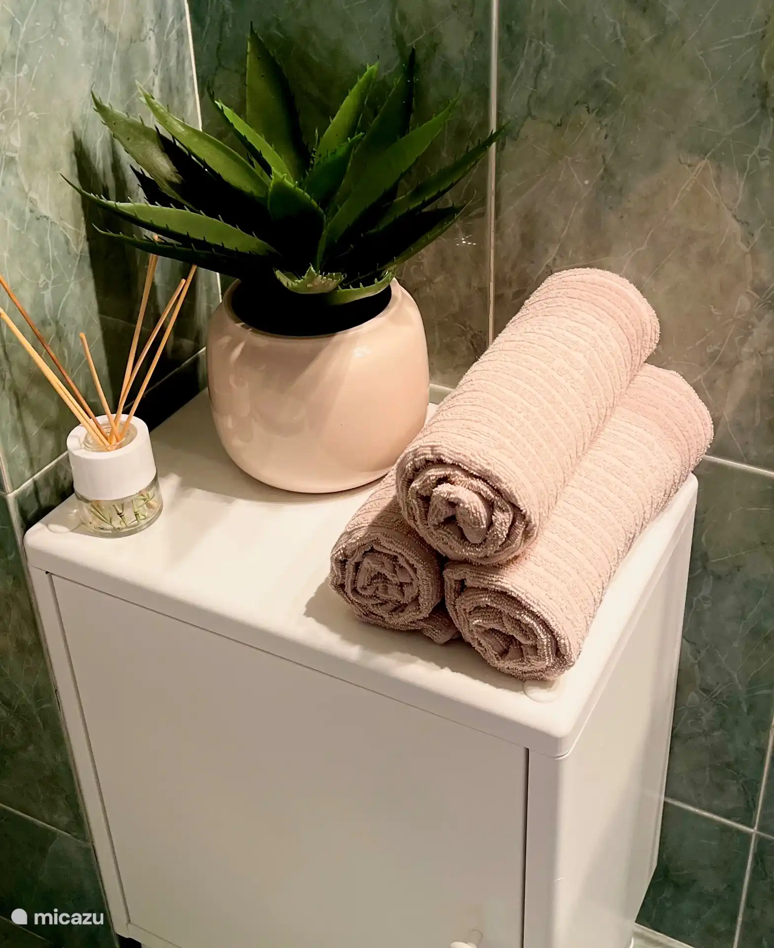 Schöne Badezimmer mit schöner Badewäsche.
