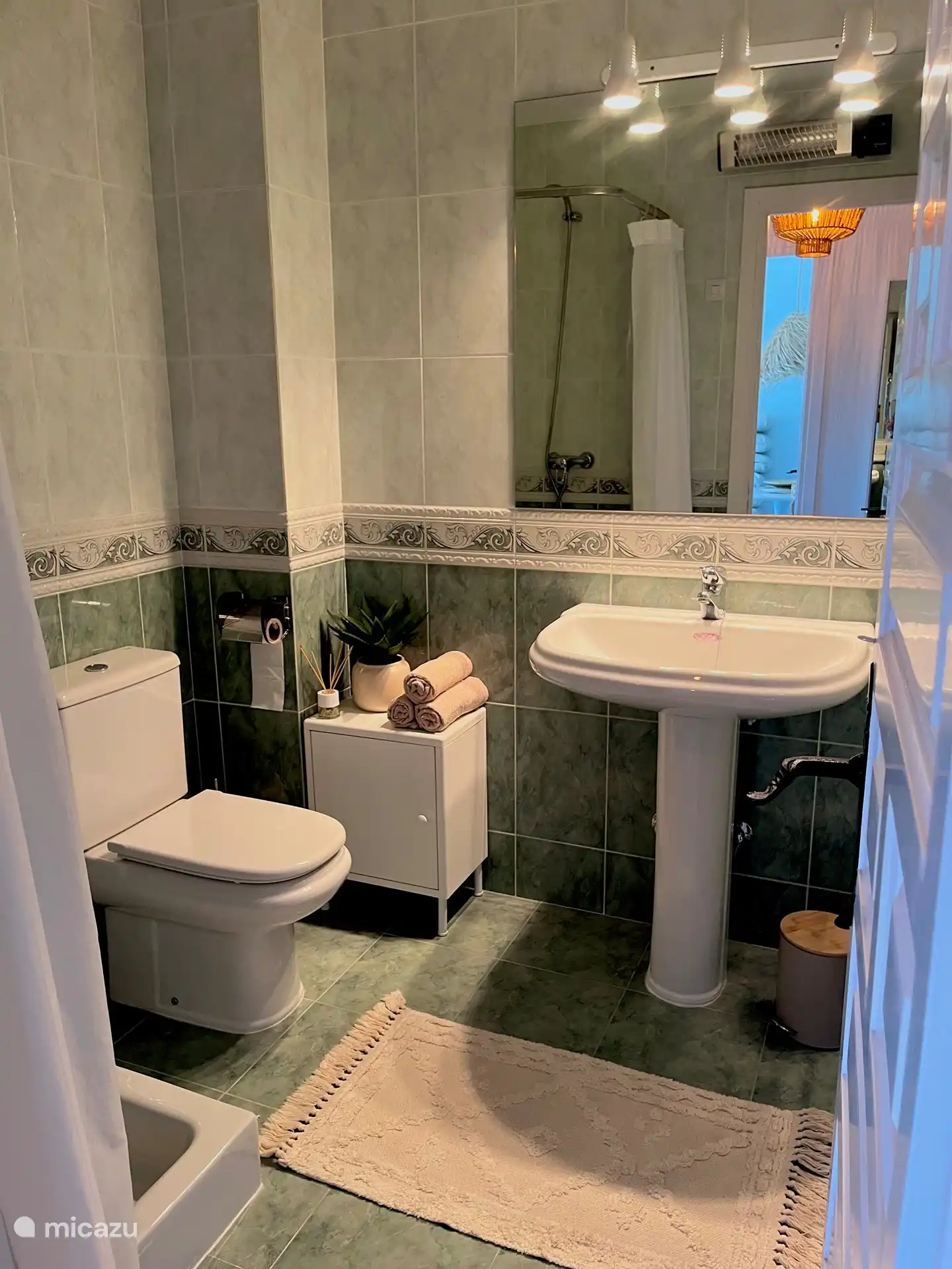 Badezimmer 2:
Dusche, WC und Waschbecken.