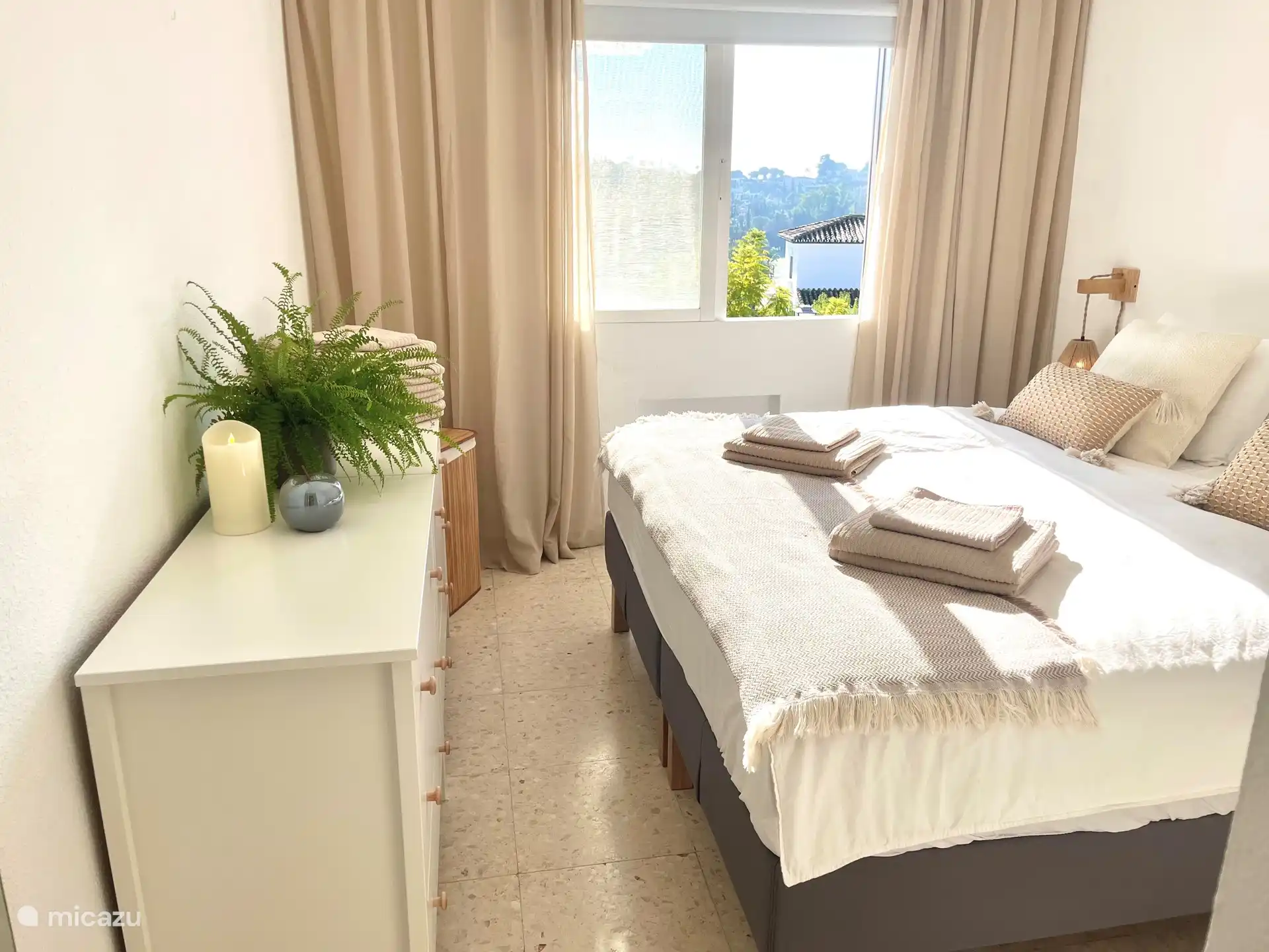 Schlafzimmer 1:
Bett für 2 Personen.
Sehr leicht und bequem.