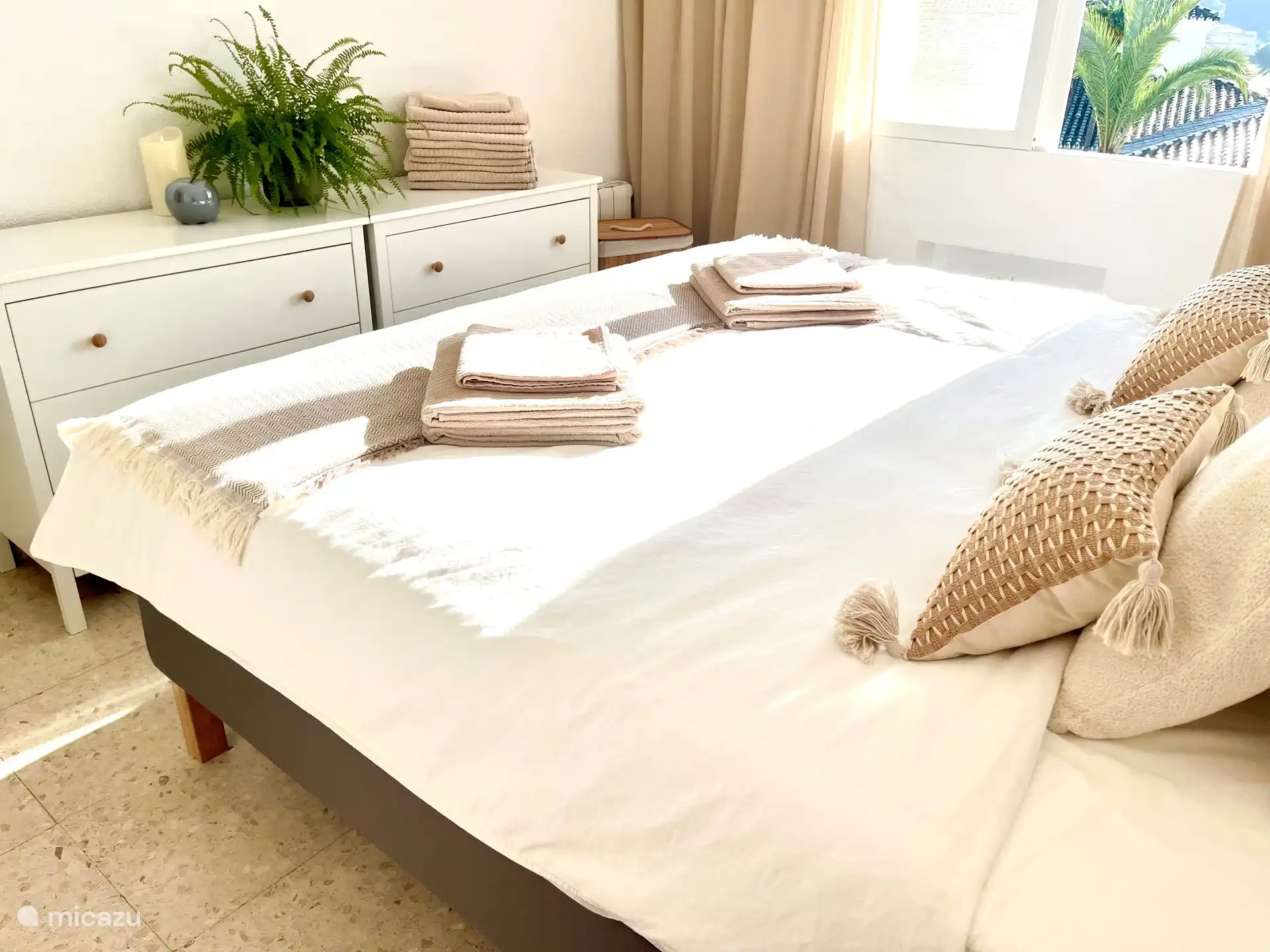 Schlafzimmer 1: mit Doppelbett, schönes, komfortables Zimmer mit viel Stauraum.