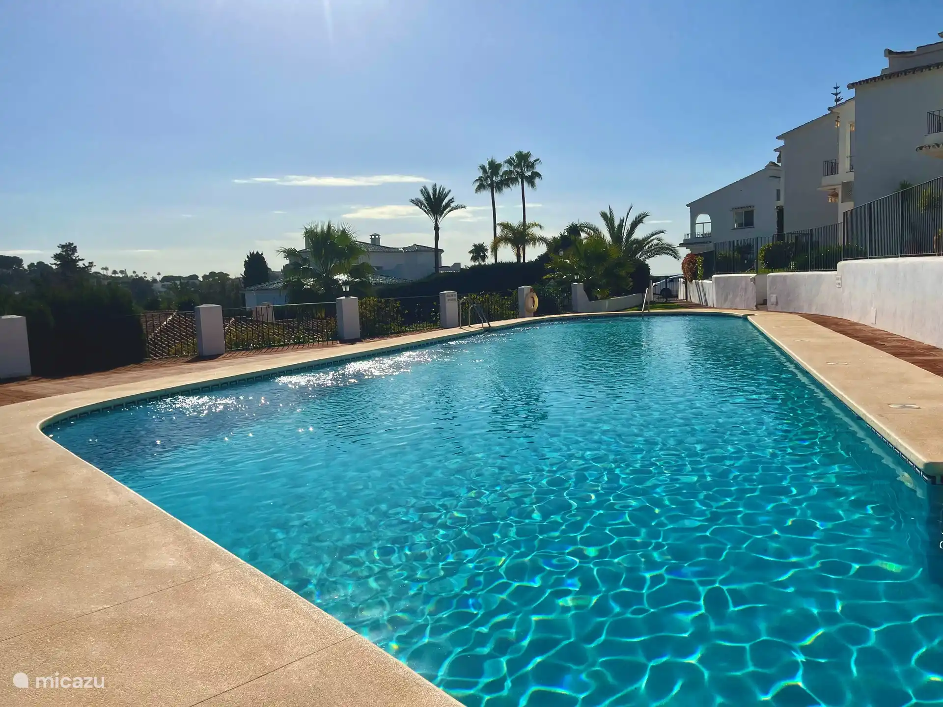 Schöner ruhiger Gemeinschaftspool.