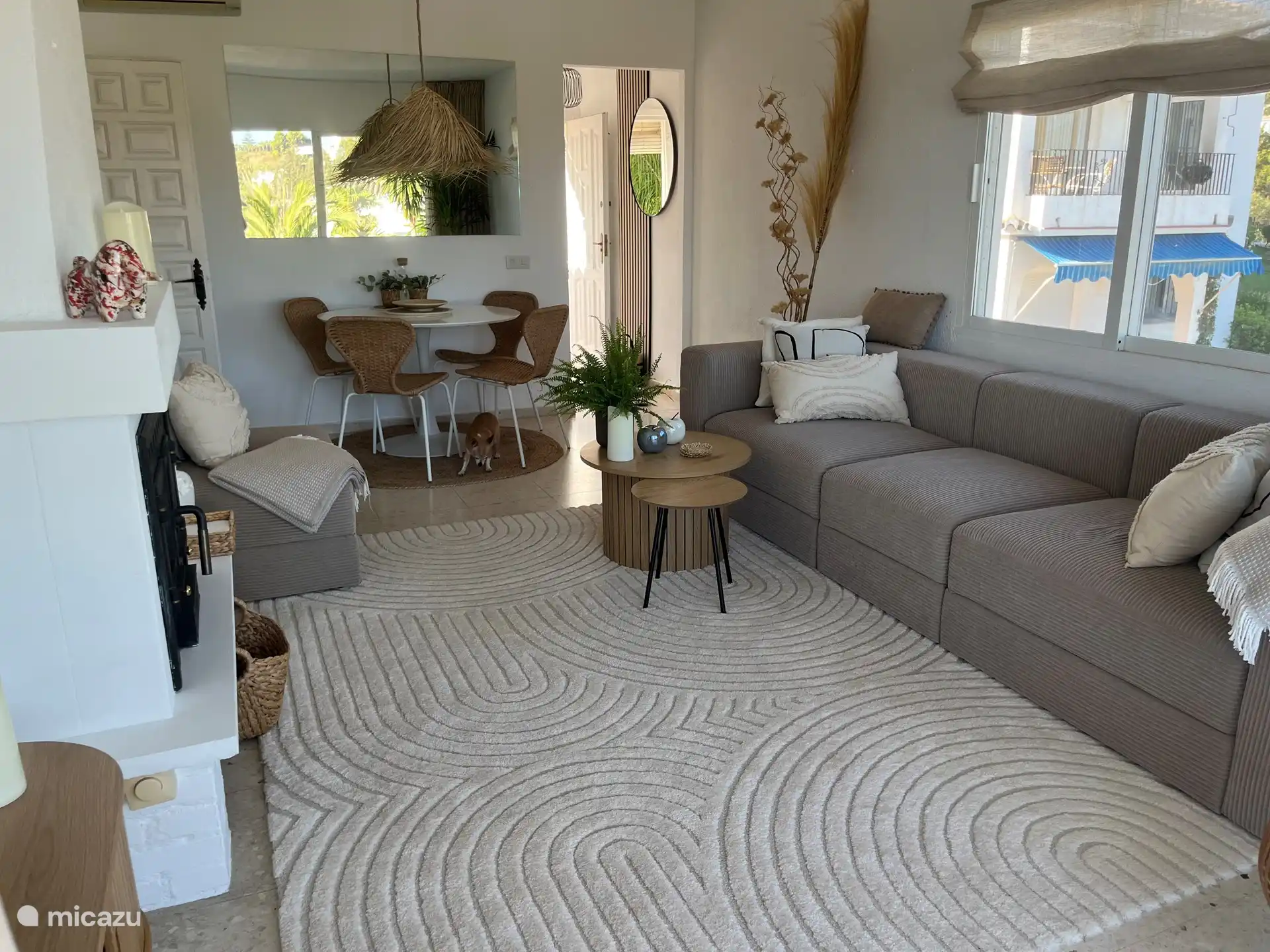 Esstisch für 4 Personen.