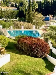 Neben der Wohnung befindet sich der schöne Gemeinschaftspool.
Vom Wohnzimmer aus sichtbar.