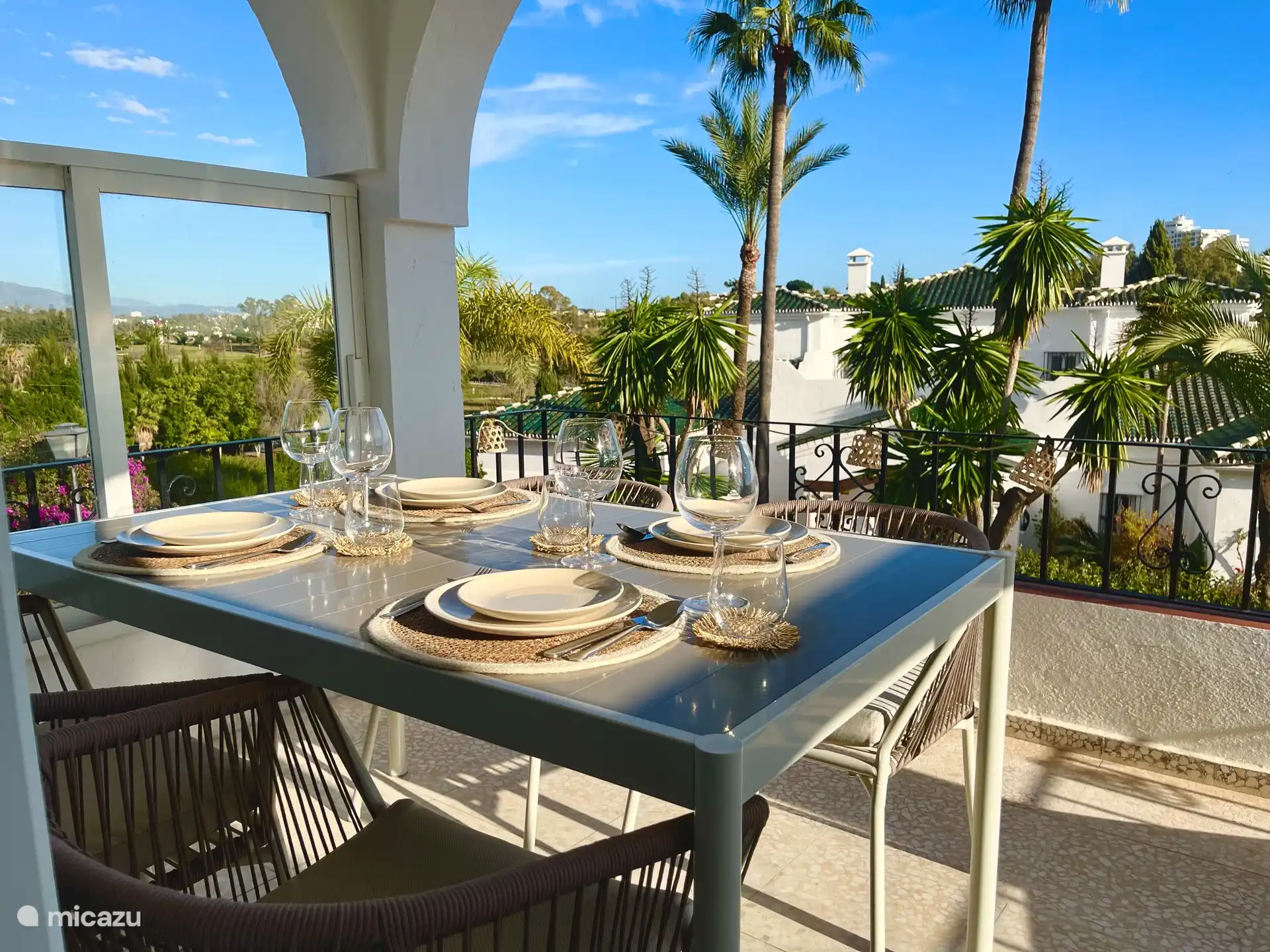 Schöner Balkon für ein leckeres Frühstück oder Abendessen.