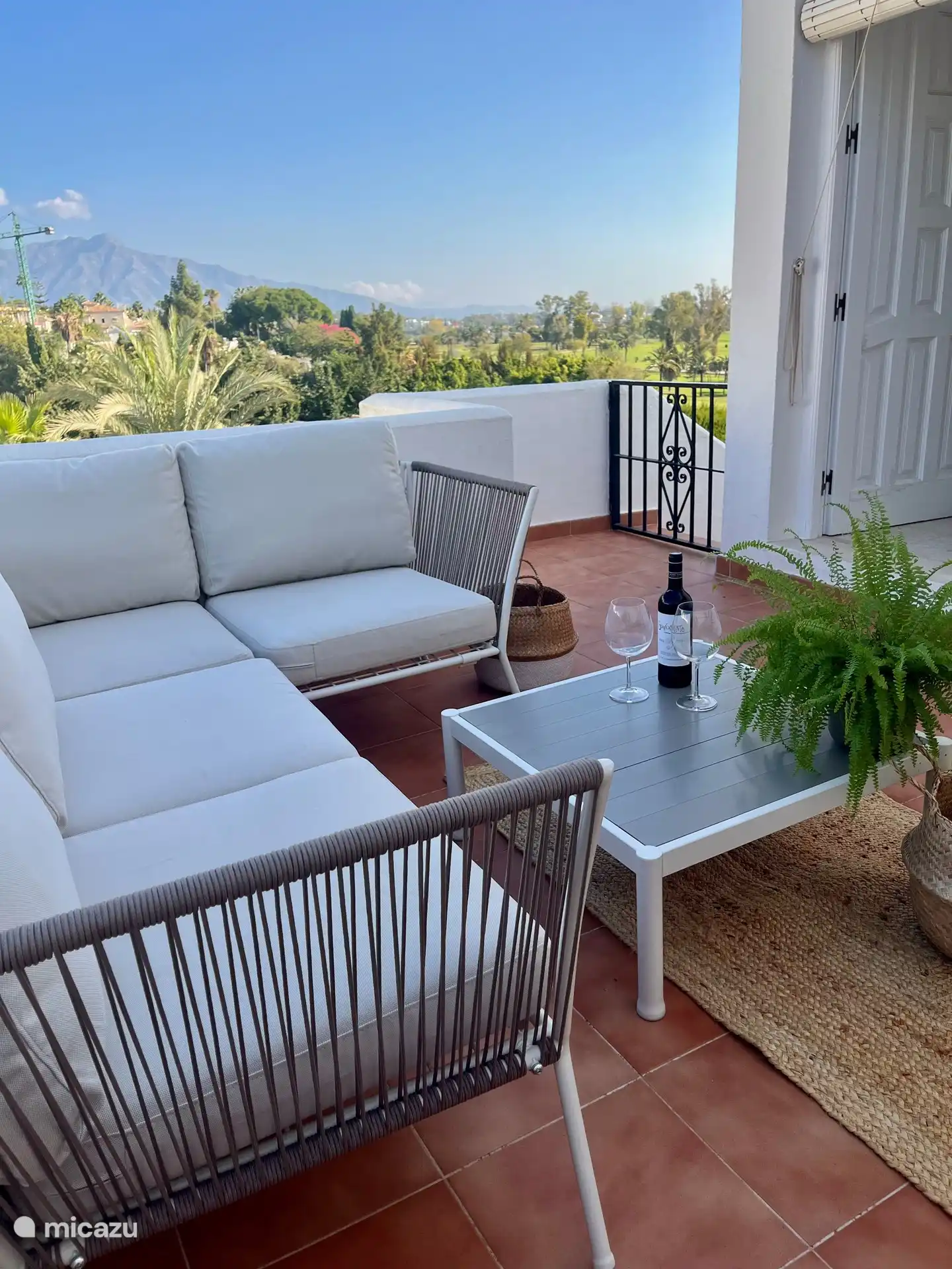 Hintere Terrasse mit Lounge-Sofa mit Blick auf das Tal und den Hinterhof mit Obstbäumen.
Entspannter Ort für den Abend zum Entspannen.