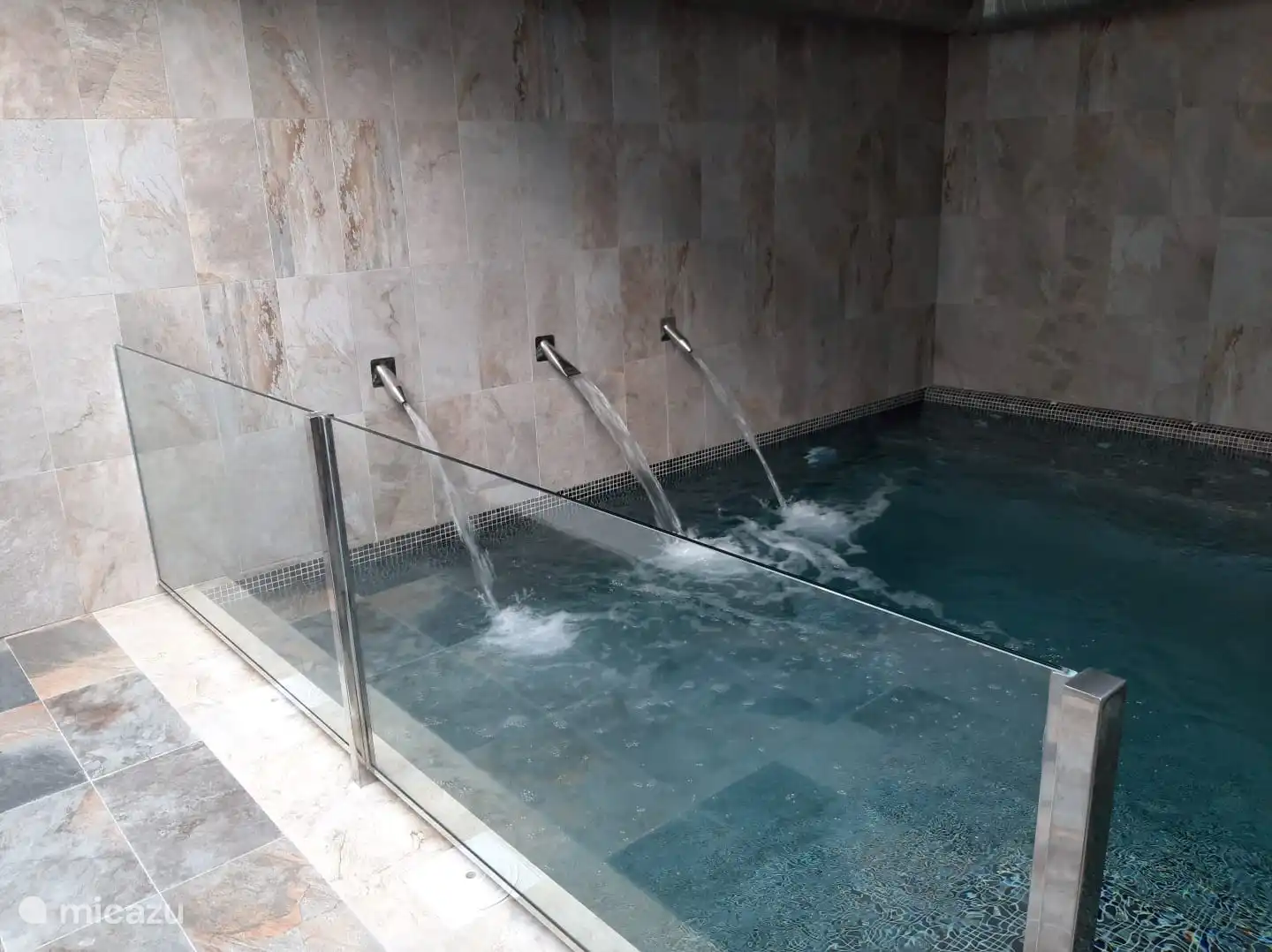 Jacuzzi abierto del 1/10 al 31/5 