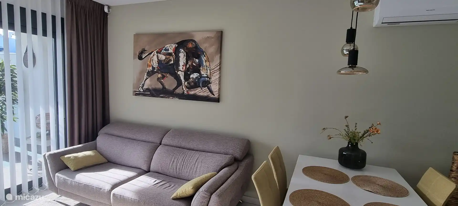 Sala de estar con sofá de 3 plazas