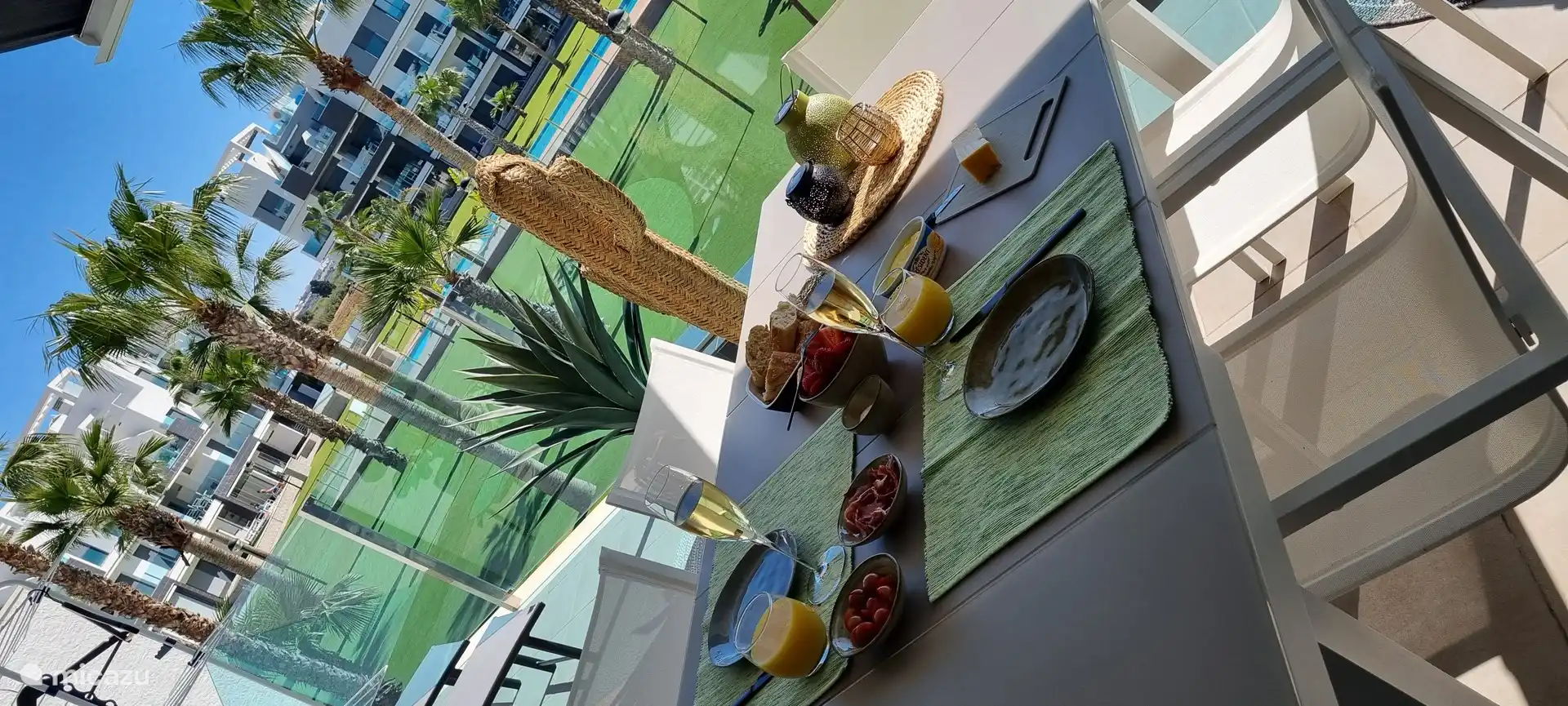 Desayuno acogedor con sol de la mañana