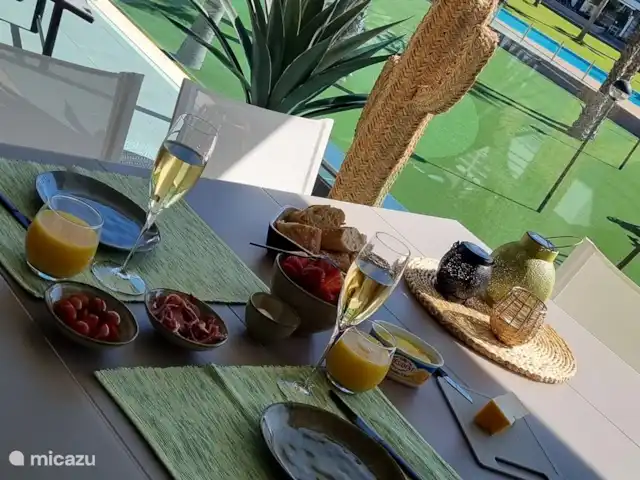 Location de Vacances Espagne, Costa Blanca, Guardamar del Segura, appartement - Casa Croes - Plage de l’Oasis XIII Petit-déjeuner confortable avec soleil du matin