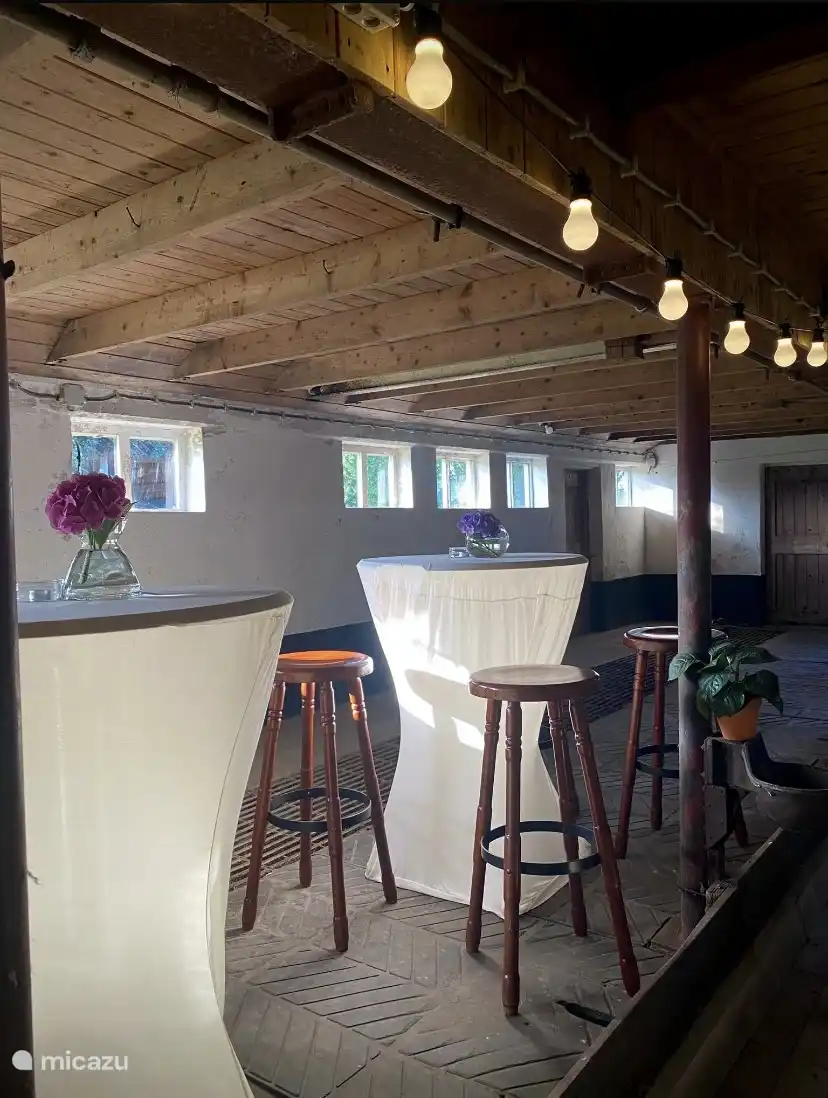 Un espace cosy dans la partie, parfait pour les jeux et la détente quelles que soient les conditions météorologiques. Idéal pour que les enfants et les adultes s’amusent ensemble. 