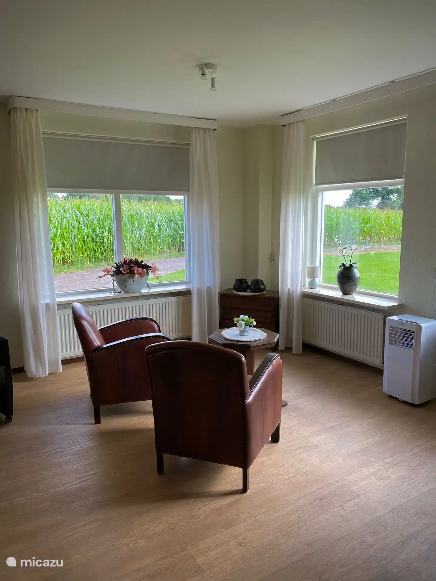 Un coin salon attrayant avec beaucoup de lumière et une belle vue sur la nature environnante. 