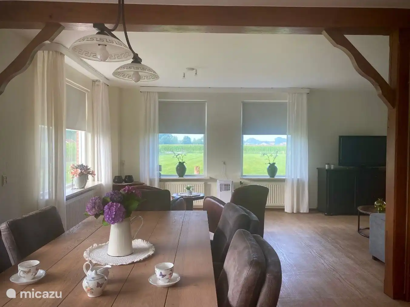 Le salon attrayant et lumineux avec une table à manger accueillante, idéal pour des repas confortables et la convivialité. 