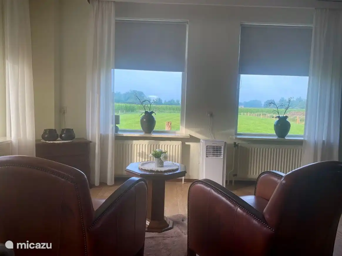 Un coin salon confortable avec une belle vue sur la nature environnante, idéal pour se détendre