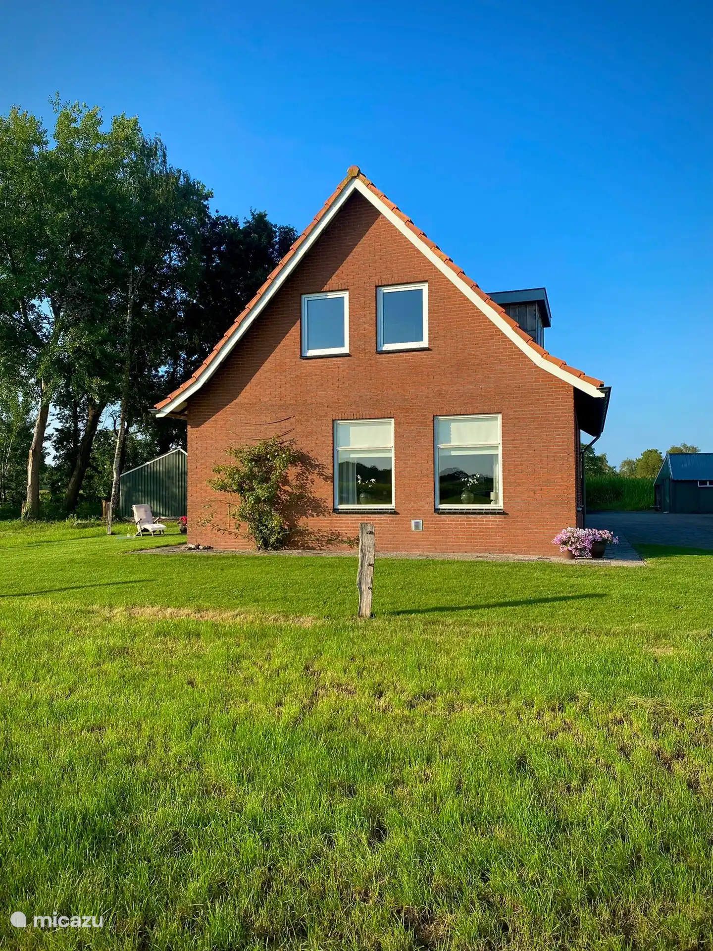 La ferme authentique avec un grand jardin verdoyant tout autour, parfait pour la paix et l’intimité. 