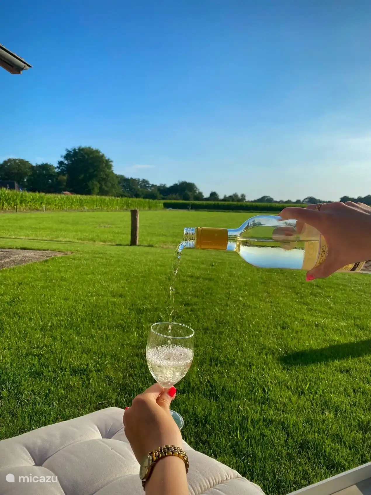 Profitez de l’espace extérieur rural avec des sièges et de larges vues. 