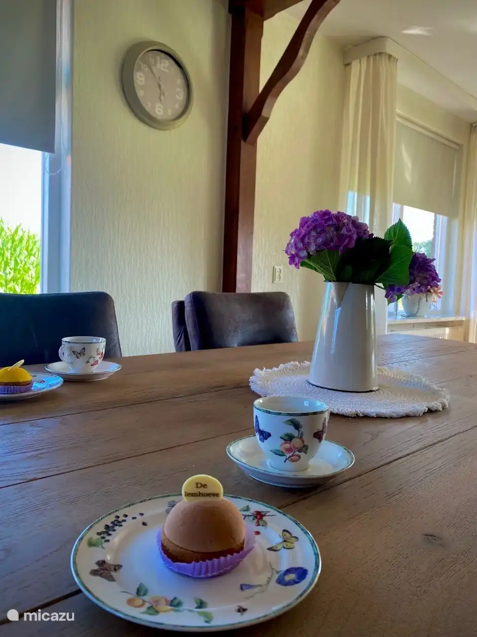 Une salle à manger accueillante, où se conjuguent convivialité et confort. 