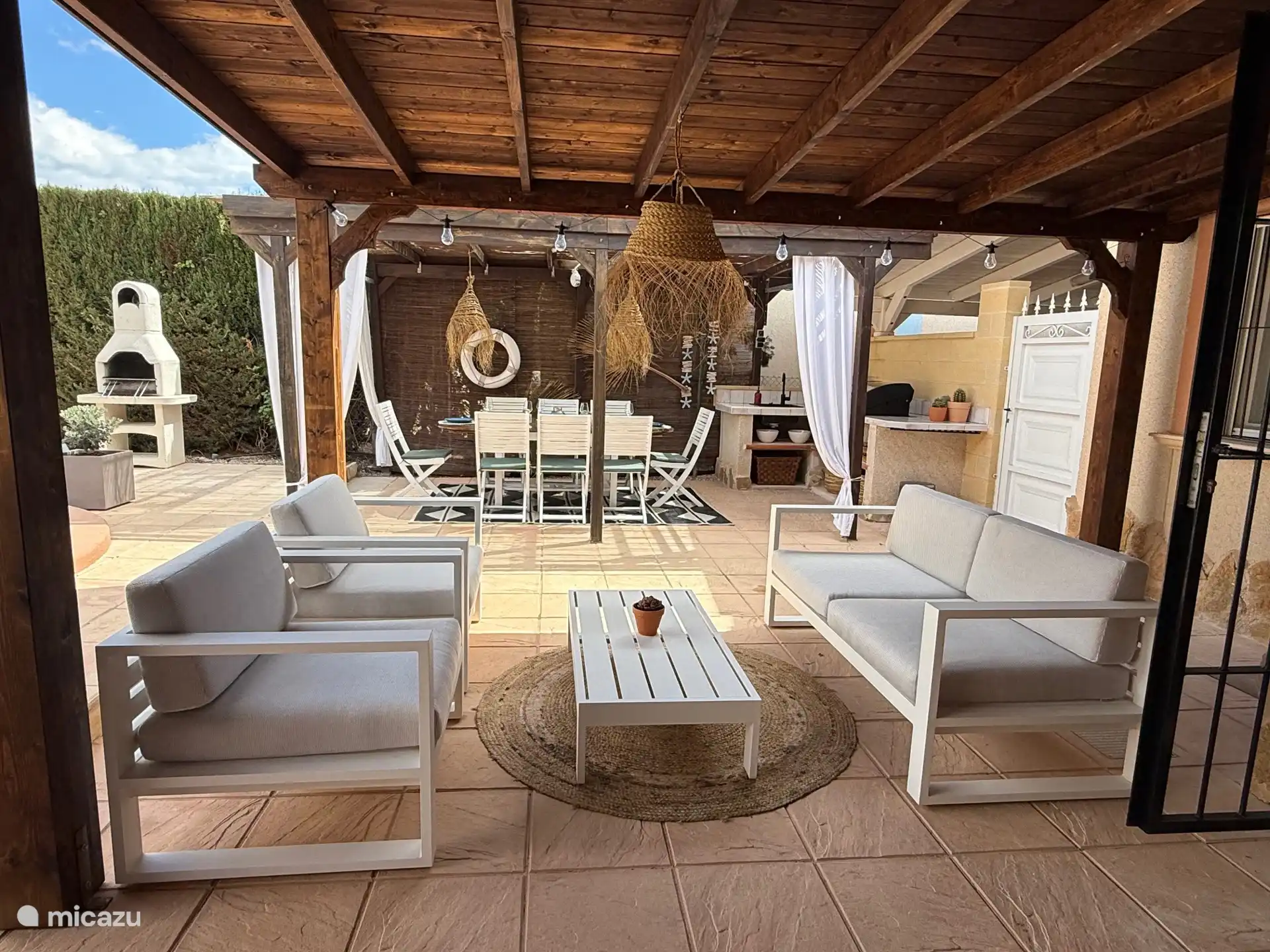 Unter der Veranda lässt es sich auch im Sommer wunderbar verweilen