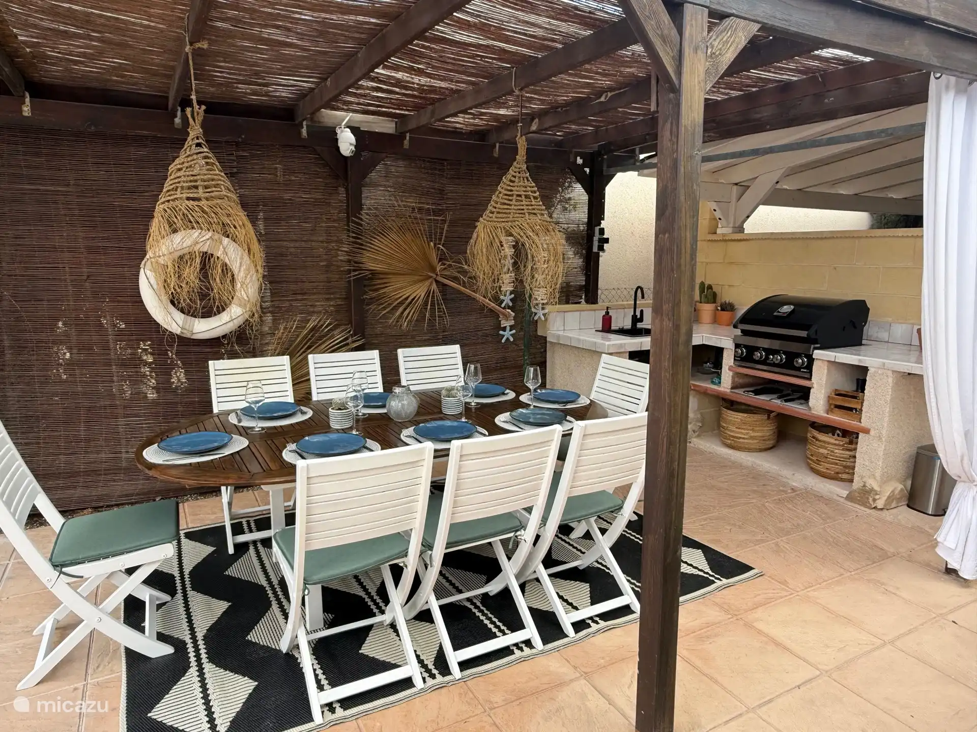 Unter der Veranda können Sie draußen essen, mit einer Außenküche zur Hand