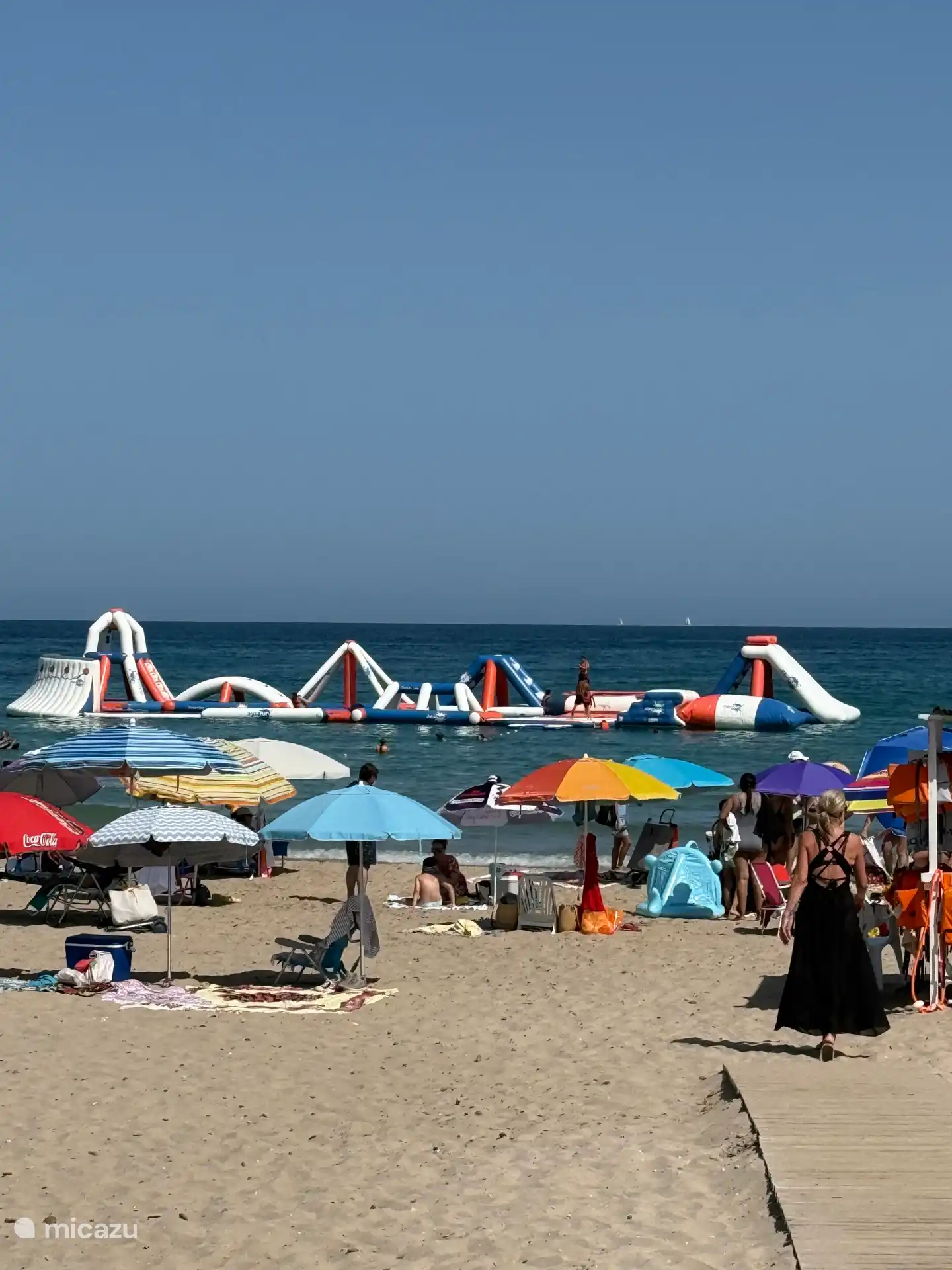 Am Strand in El Campello gibt es im Sommer ein richtiges Wasserschloss für die Kinder.