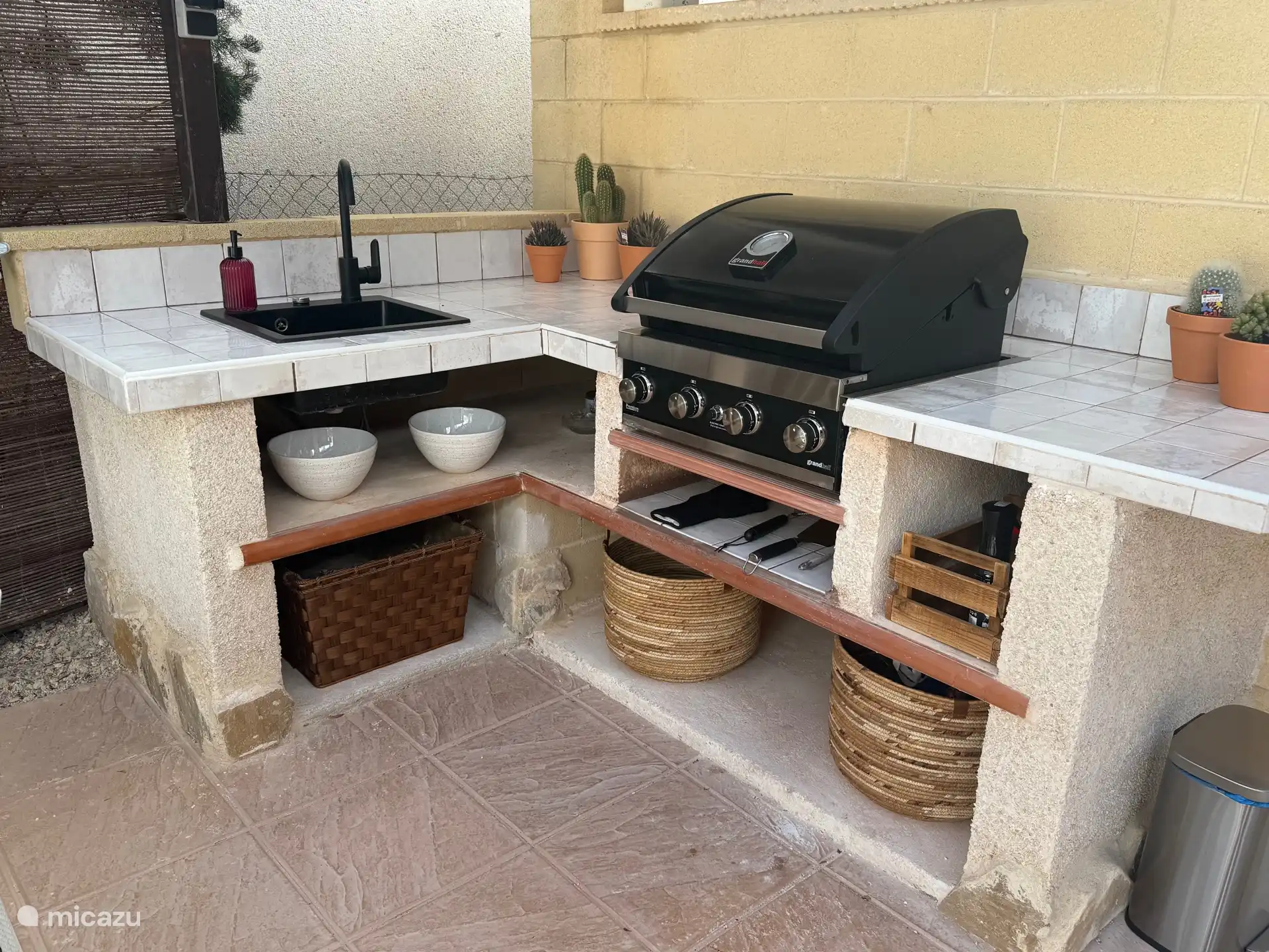 Seit dem Winter 2025 ist eine Außenküche mit Gasgrill installiert