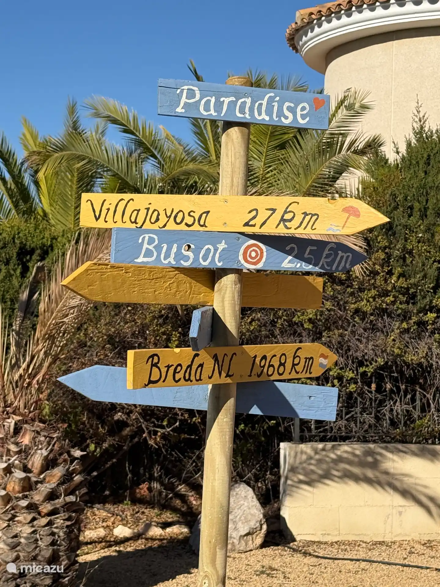 El cartel en el jardín delantero muestra lo lejos que estás de lugares interesantes como la playa y el centro de Busot