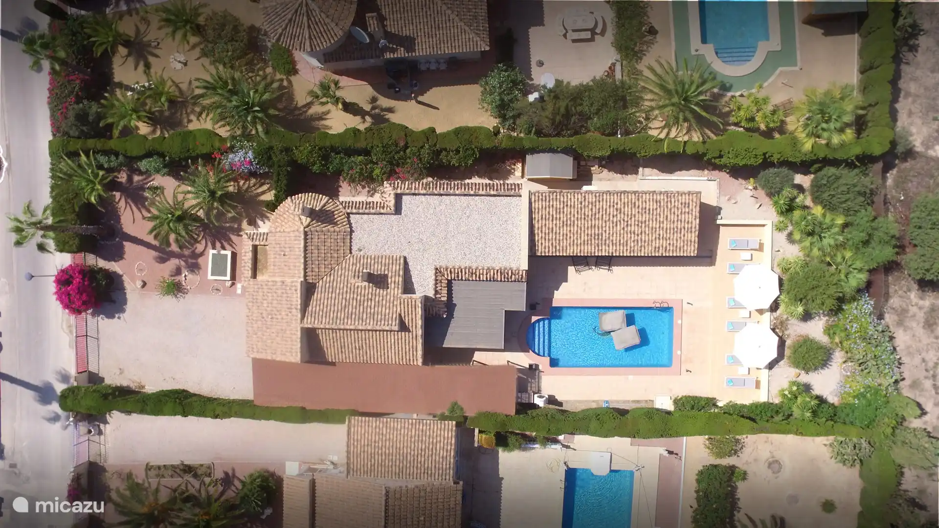 Die Ferienvilla steht auf einem 850 m2 großen Privatgrundstück mit absoluter Privatsphäre.