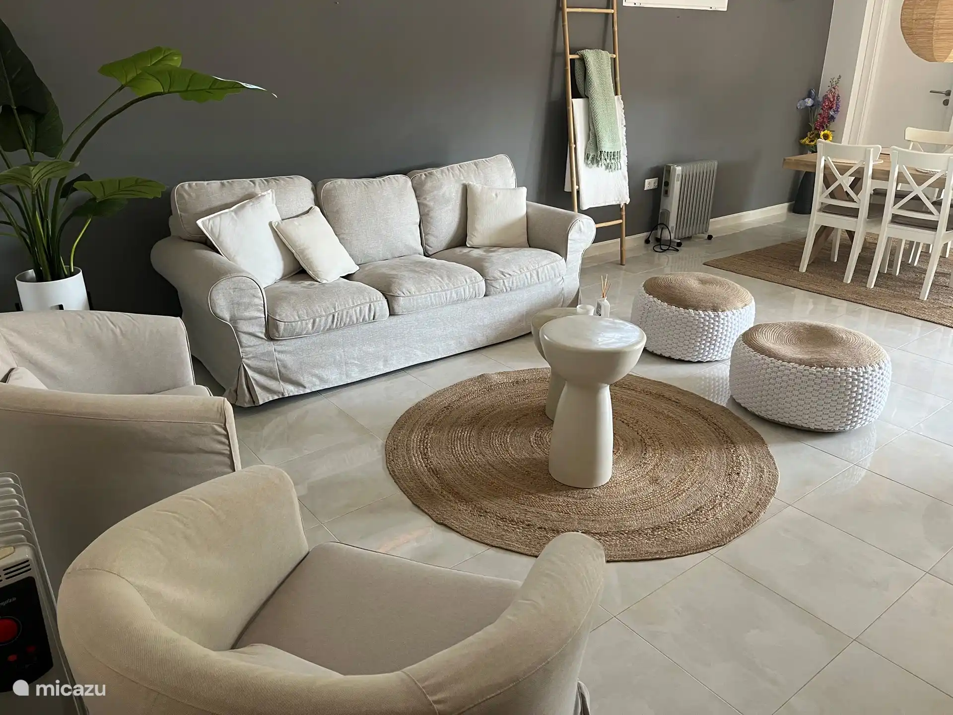 Das große Wohnzimmer verfügt über Glasschiebetüren, die vollständig geöffnet werden können und so einen schönen Durchgang zum Swimmingpool schaffen.