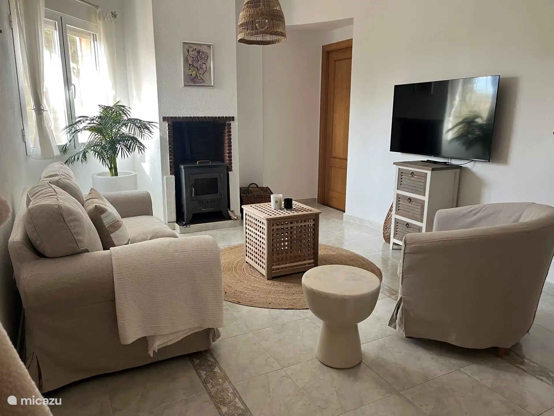 Das vordere Zimmer verfügt über einen Kamin und vier Schalensitze. Es gibt auch einen 50-Zoll-Fernseher im vorderen Zimmer. So ist diese Villa auch ein tolles Ziel für Winterbesucher