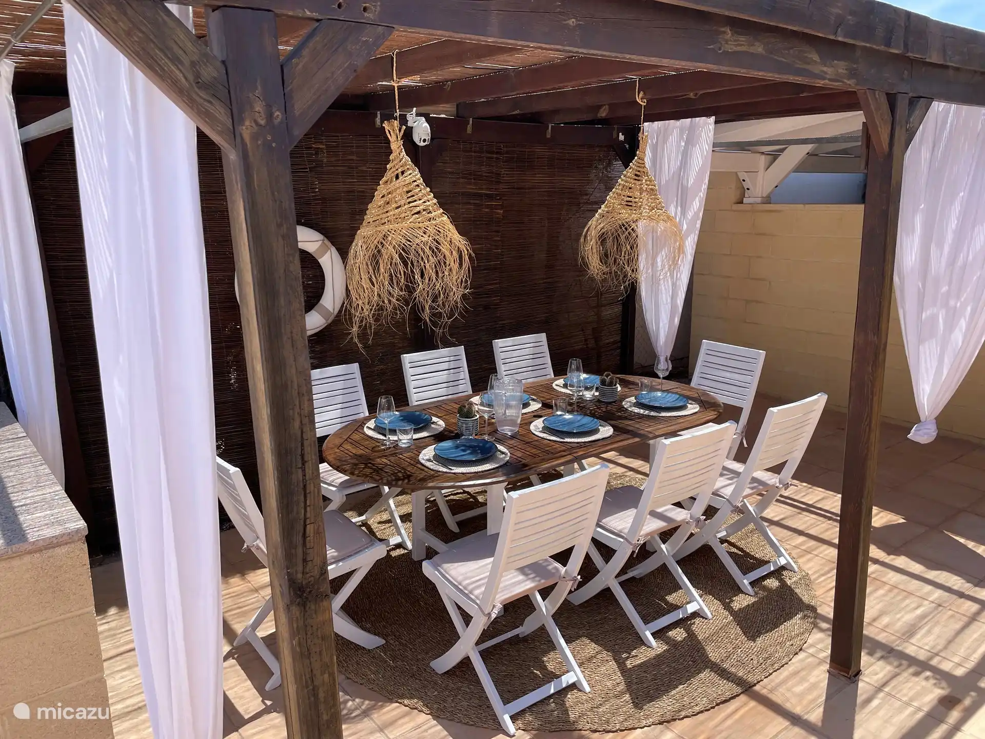 Unter der Veranda können Sie Ihre Mahlzeit im Freien mit Blick auf den Garten und den Pool genießen