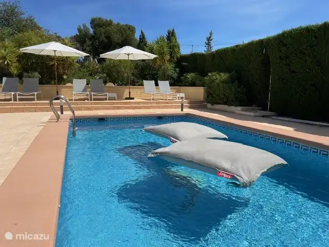 Zwei Fatboys sind anwesend für ein wunderbares Erlebnis im Pool