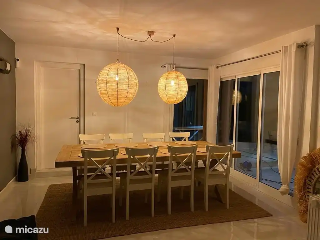 Der Esstisch bietet Platz für 8 Personen.