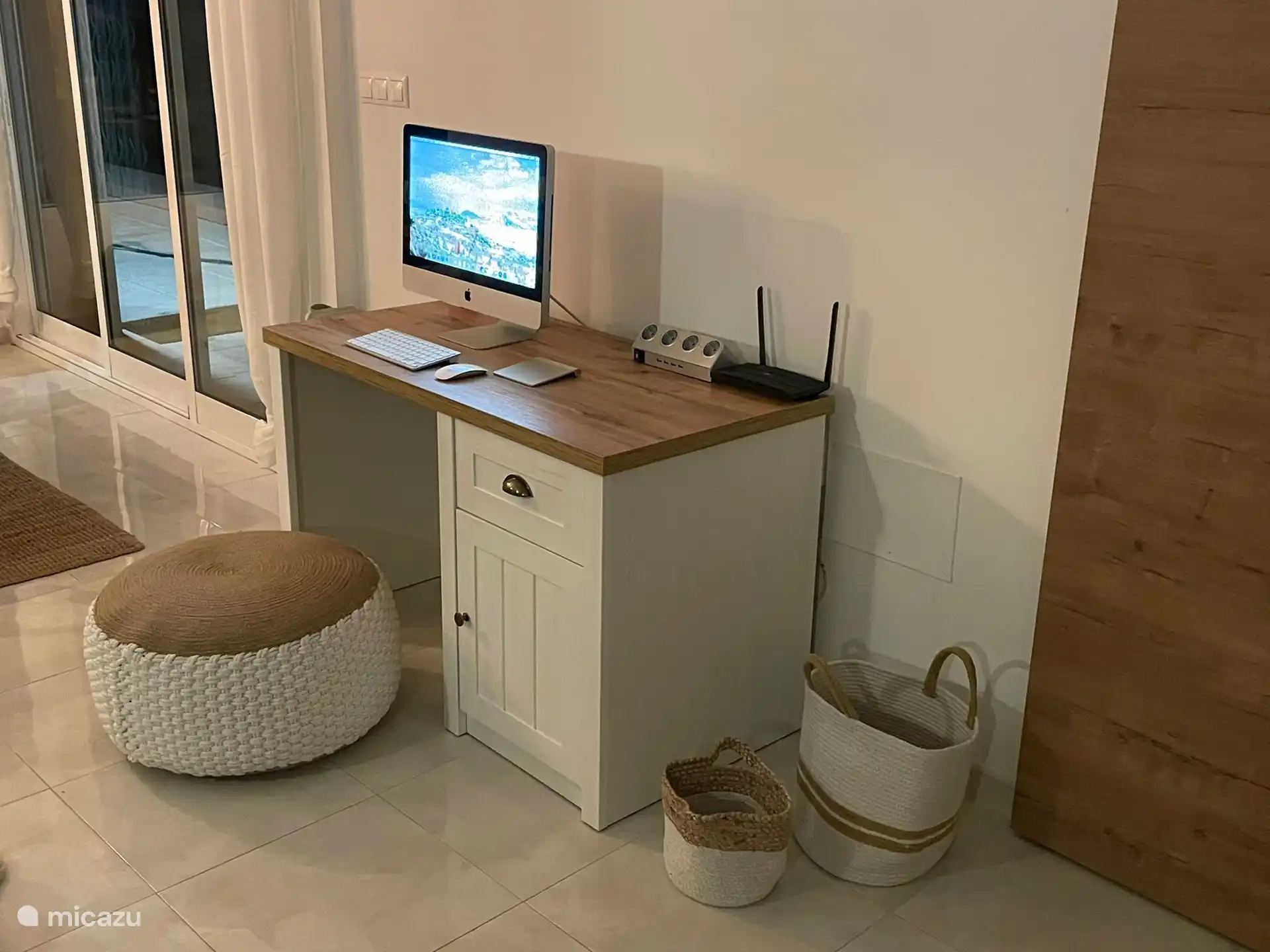 Die Villa verfügt über einen Schreibtisch mit iMac, sodass Sie problemlos auf das Internet zugreifen können.