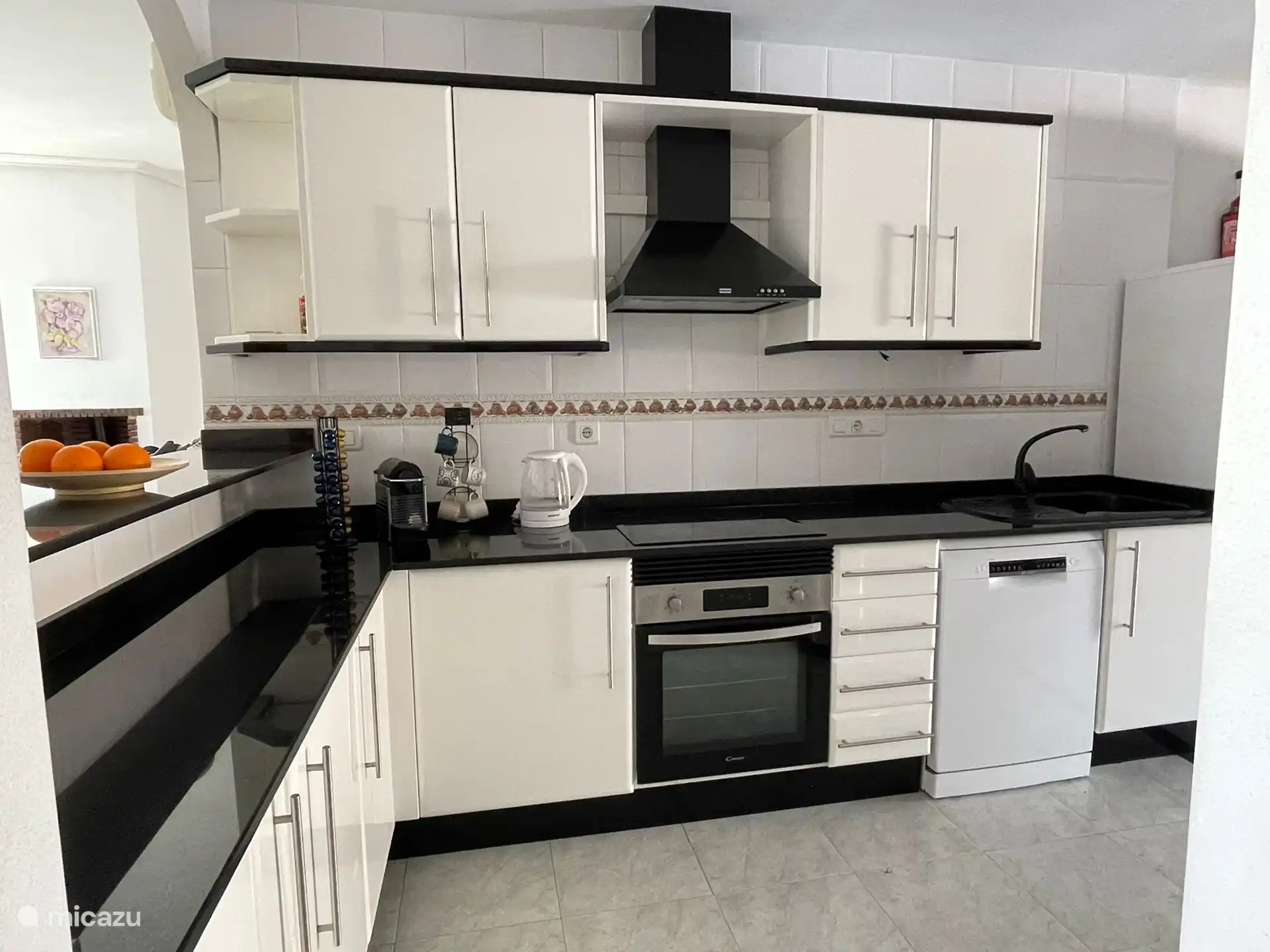 Die Küche ist eine offene Küche, die mit dem Vorraum verbunden ist