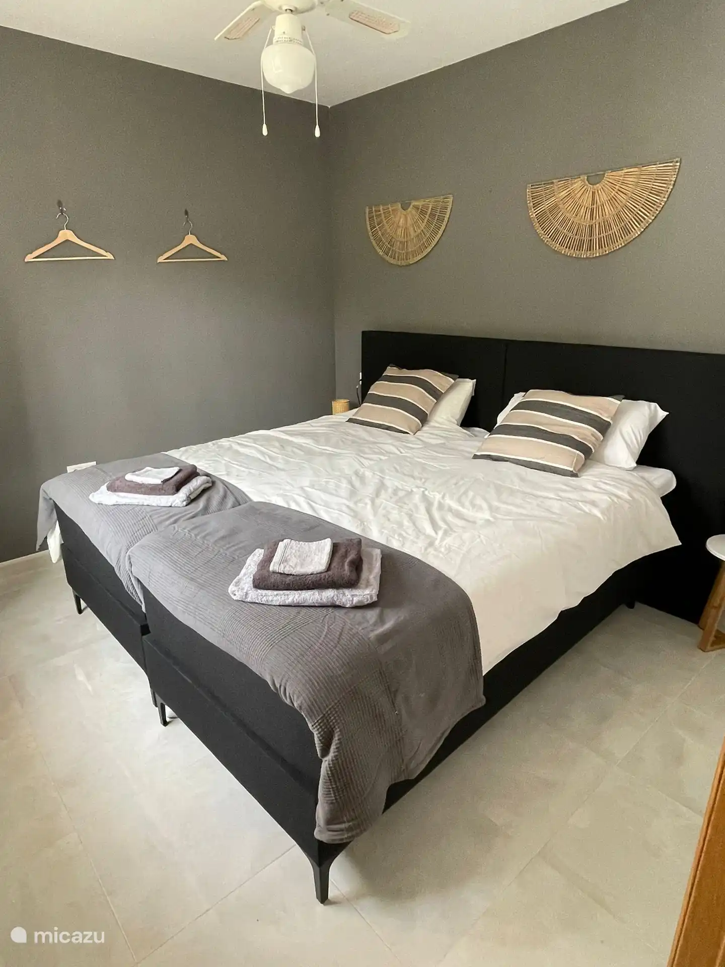 Die Betten in den Schlafzimmern können einzeln oder zusammen gestellt werden. So lässt es sich problemlos in ein Doppelbett verwandeln.