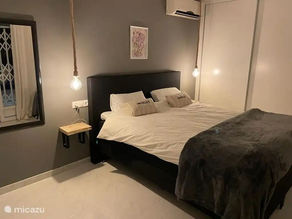 Das vierte Schlafzimmer verfügt über eine Klimaanlage und französische Türen zum Pool