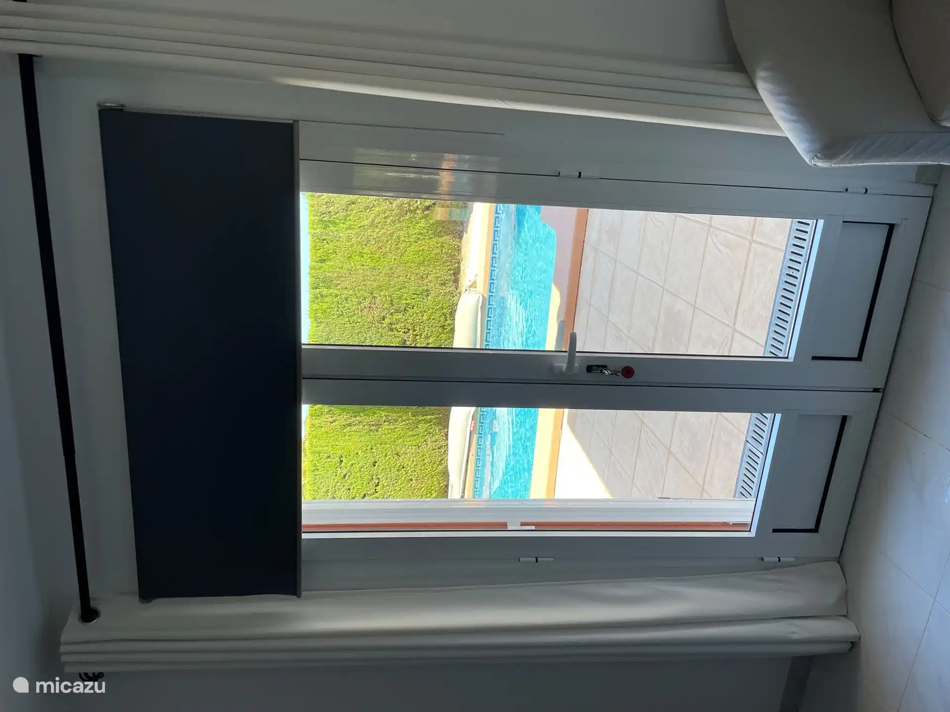 Vom Schlafzimmer aus können Sie direkt in den Pool gehen.