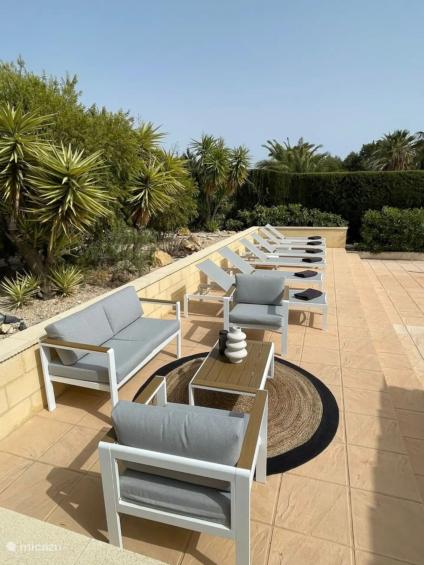 Die sechs Sonnenliegen wurden seit März 2024 erneuert und haben beide Blick auf den Swimmingpool