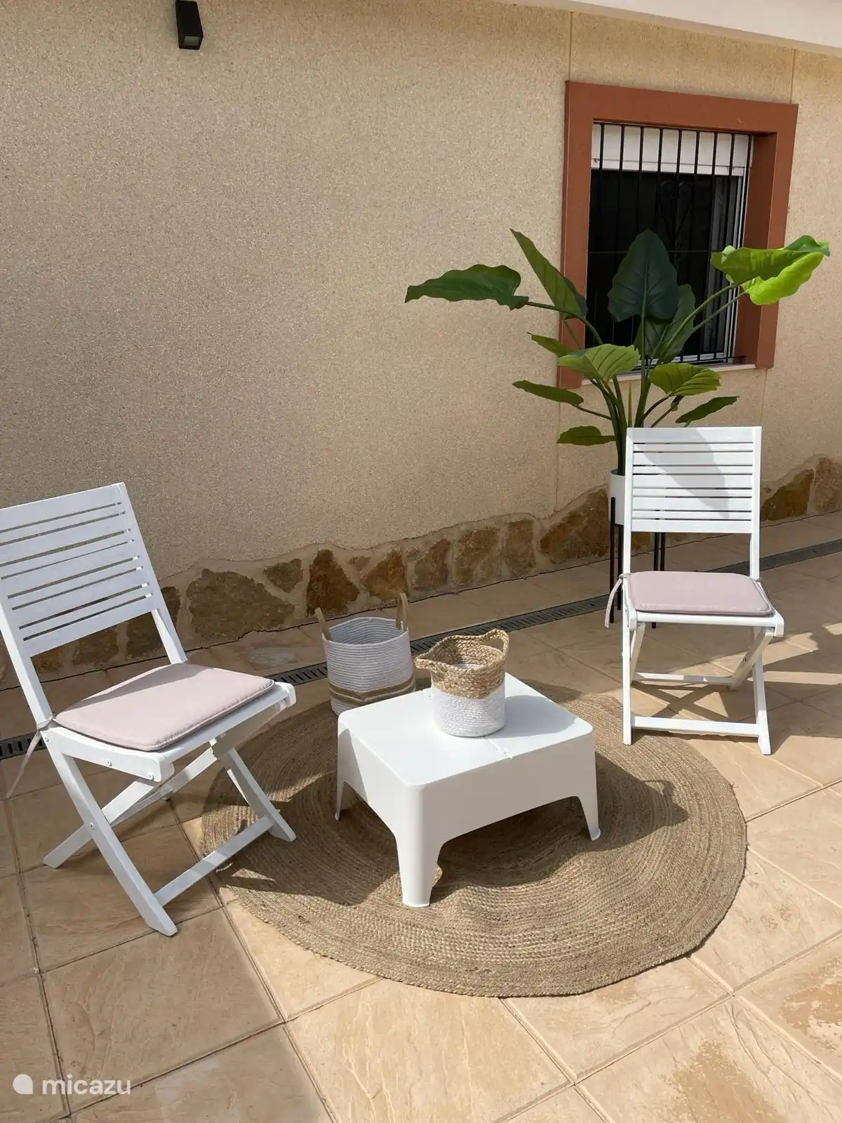 Morgens können Sie vom Schlafzimmer aus Ihren Kaffee oder Tee in der Sonne genießen.