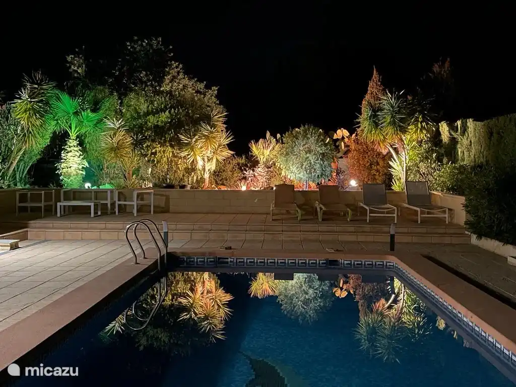 Der Hinterhof verfügt über stimmungsvolle Beleuchtung