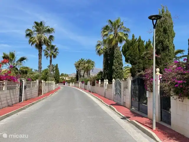 Die Villa befindet sich in einer schönen ruhigen Straße
