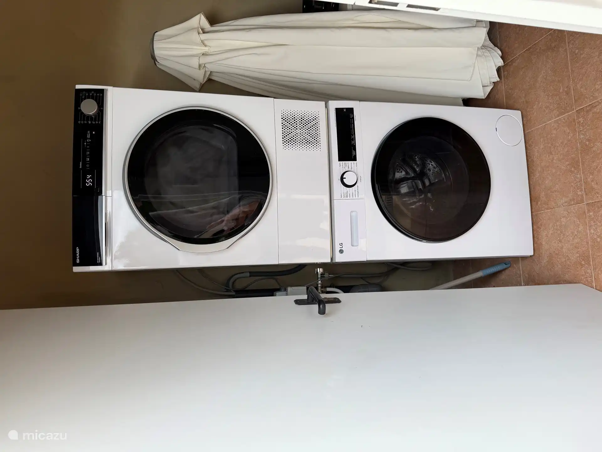 Die Waschküche ist mit einer LG-Waschmaschine aus dem Juni 2024 mit einer 9-kg-Trommel und 1400 U/min ausgestattet. Und einen Sharp-Wäschetrockner ab Dezember 2024 für 12 kg. Die Waschküche verfügt auch über ein Bügeleisen und ein Bügelbrett.