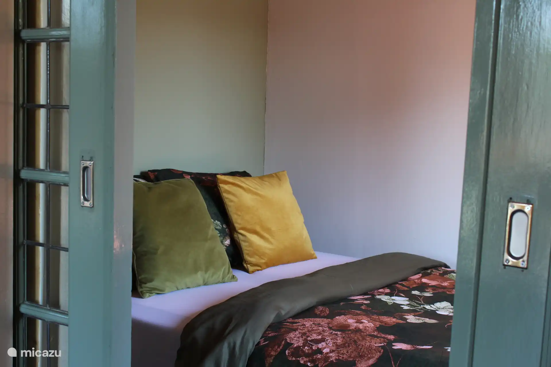 Schlafzimmer im Erdgeschoss, Doppelbett (140x200) mit Kleiderständer.