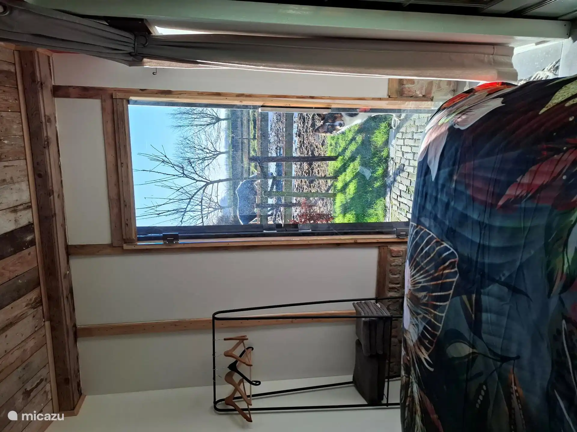 Schlafzimmer im Erdgeschoss mit Blick auf die Pferde und einer Tür nach draußen. 