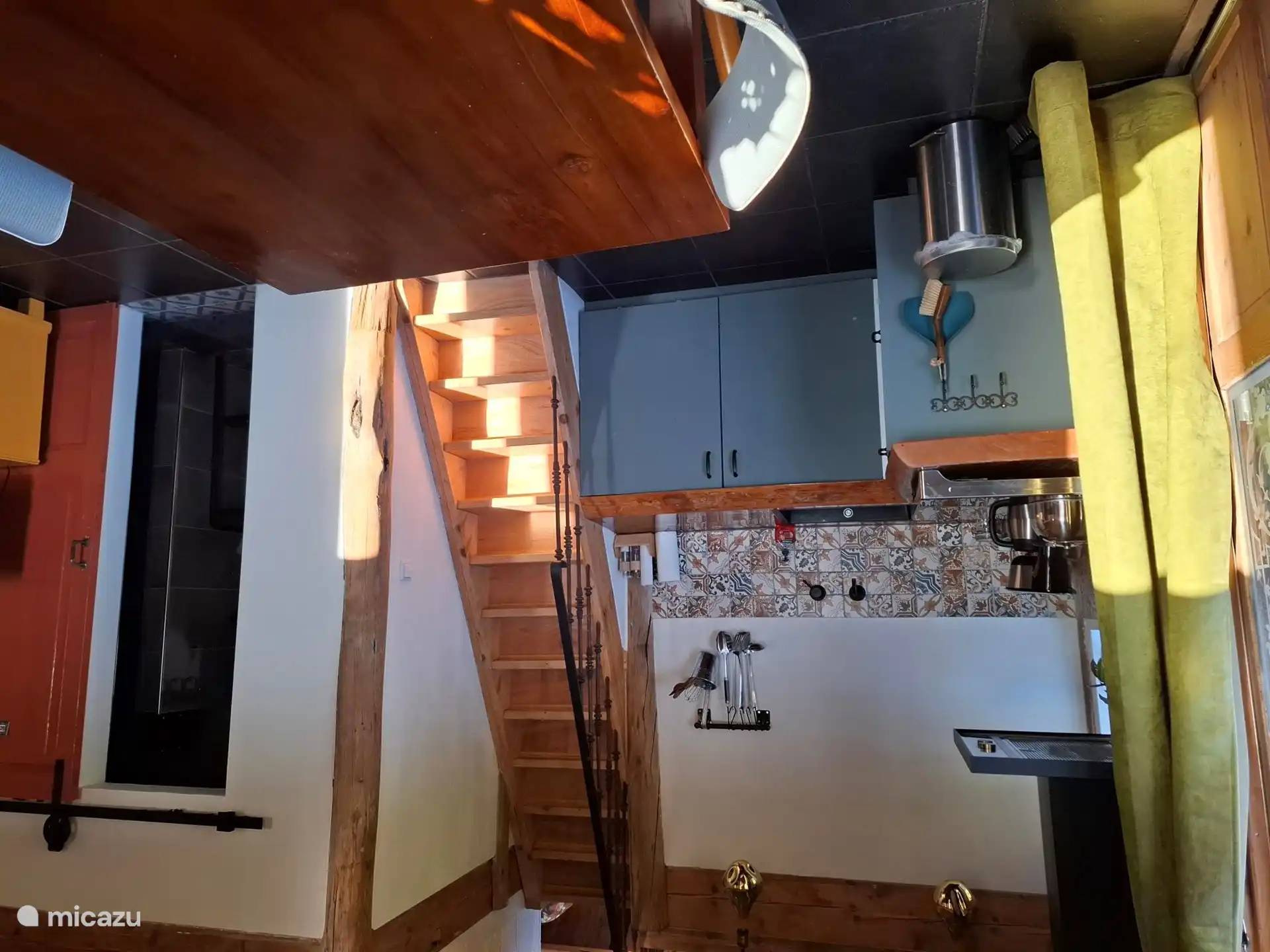 Küche ausgestattet mit: Kühlschrank, Induktion, Dunstabzugshaube, Kaffeemaschine, Wasserkocher, Tee und Kaffee. 