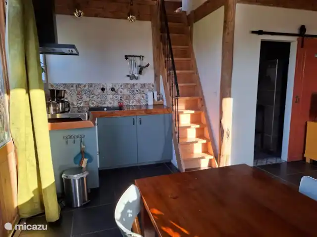 Le doux Ermgaard  | Pays-Bas, Zélande, Oudelande - maison mitoyenne Cuisine équipée avec : réfrigérateur, induction, hotte aspirante, cafetière, bouilloire, thé et café.