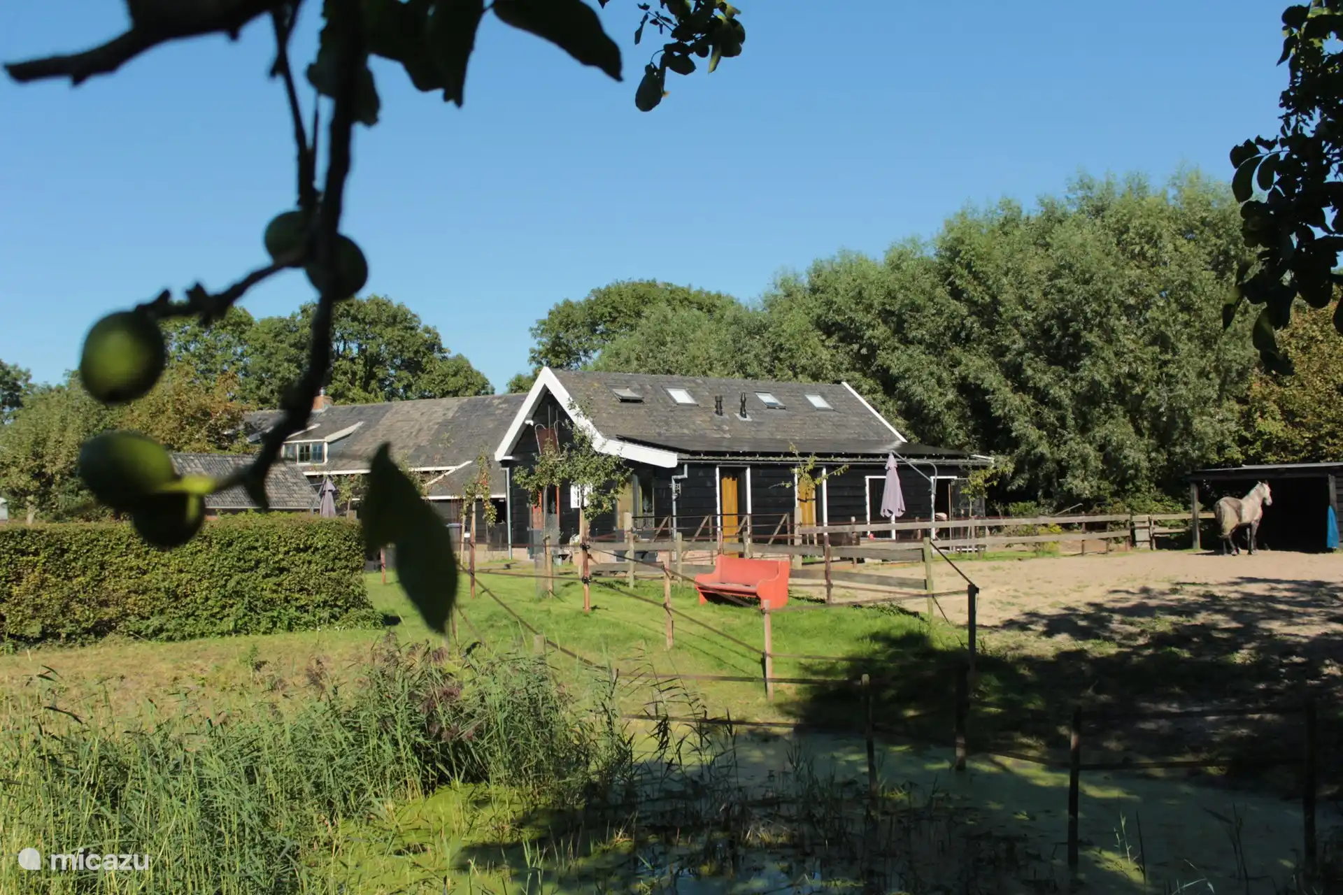 Das Ferienhaus befindet sich in einer schönen grünen Gegend am Rande eines Dorfes