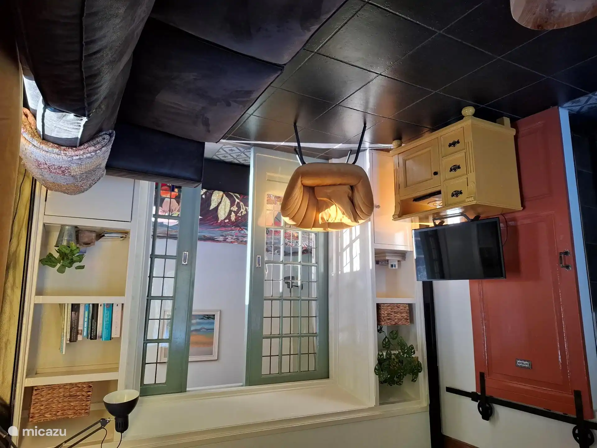 gemütliches Wohnzimmer, mit Digital-TV und Chromecast. 