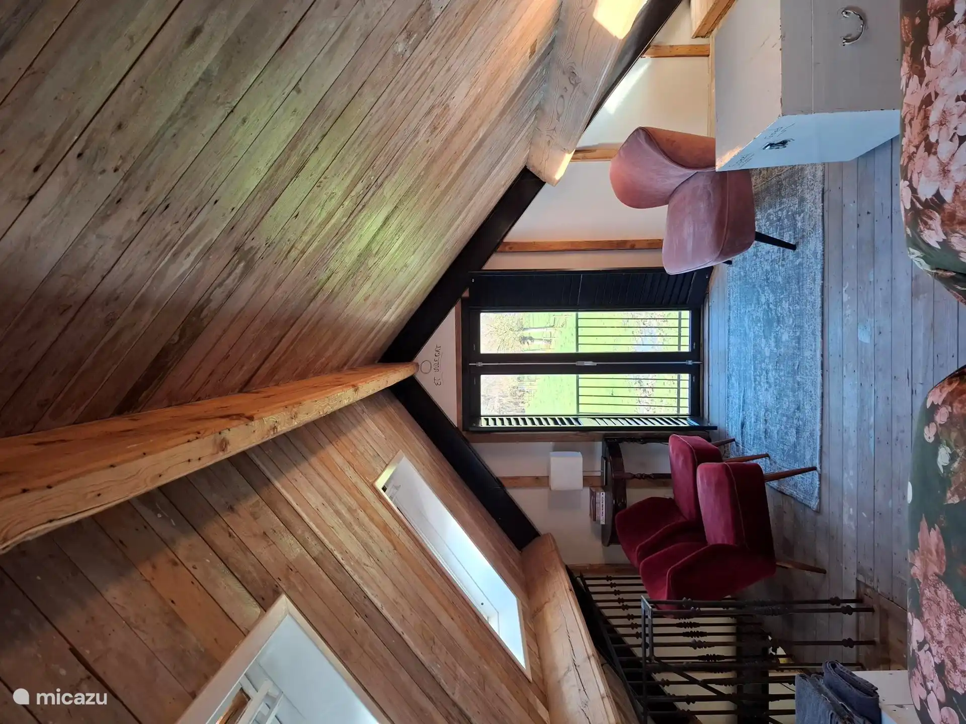 1. Stock (Dachboden) mit Blick auf die Wiese. Es gibt 2 Einzelbetten. Mit schönem Panoramablick über die Wiese und Obstbäume