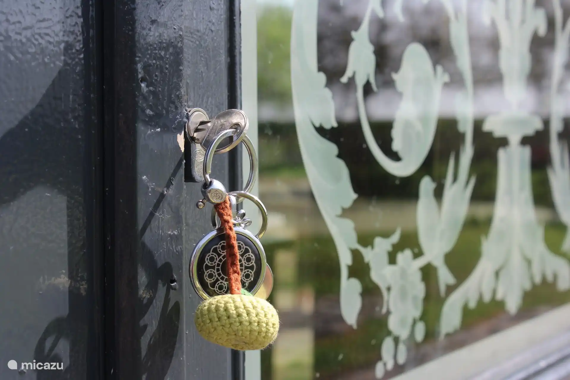 Die Tür besteht aus wunderschön gearbeitetem Glas und stammt aus einem alten Kloster in Frankreich